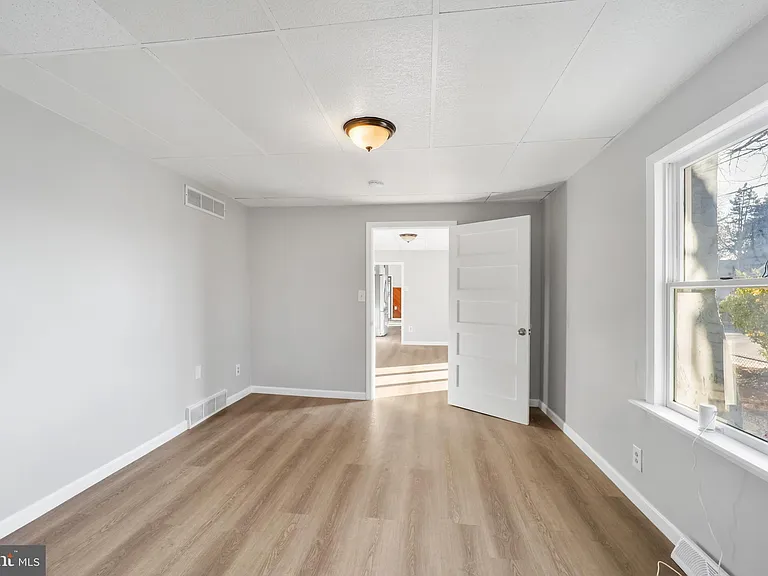 101 Railroad Blvd — Photo 10