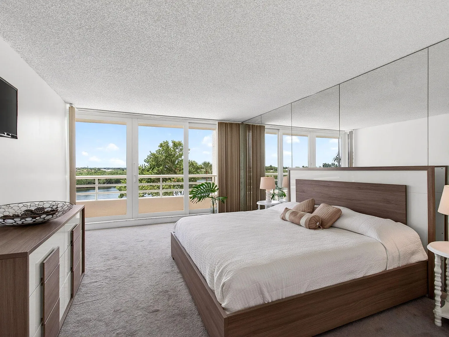 2 bed, 2.0 bath, 1697 sqft, $3,000 — Photo 3