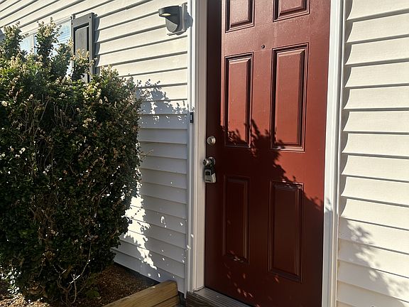 2nd image of 1943 Kecoughtan Rd