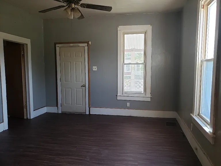 2400 Sycamore St — Photo 2