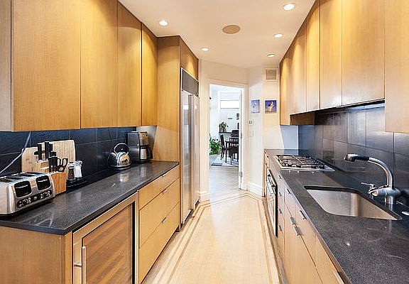 5th image of 22 W 66th St #9
