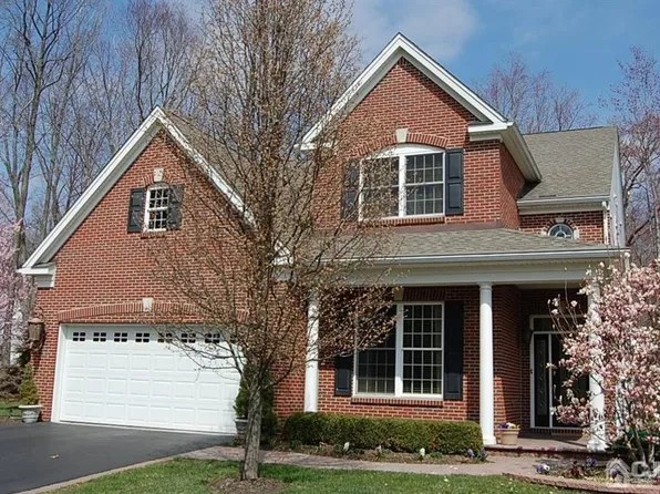 33 Andover Dr, Kendall Park, NJ 08824