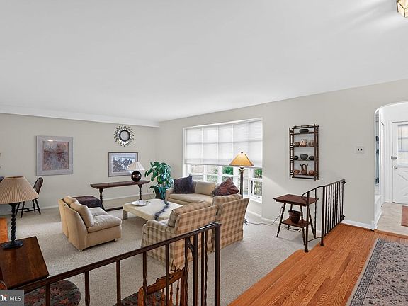 3rd image of 307 Colonial Dr
