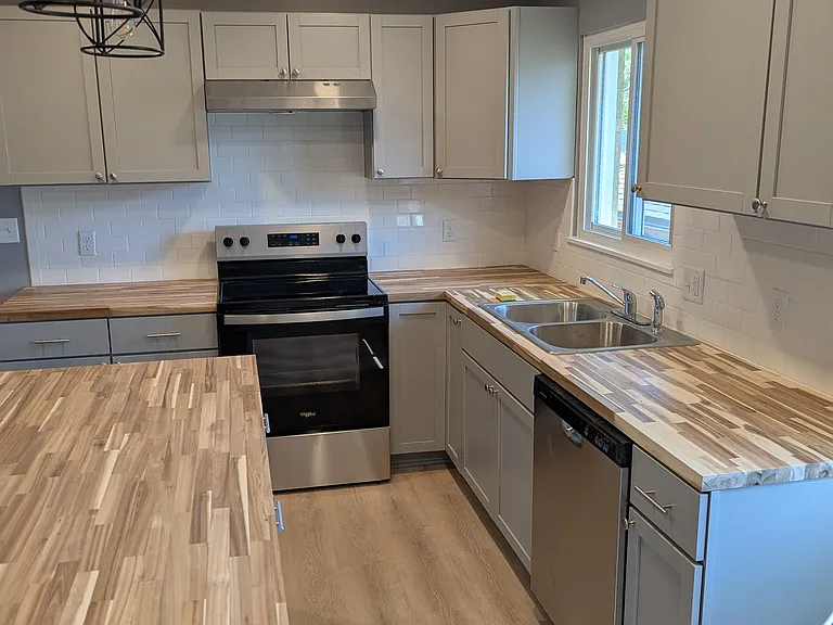 2605 & 2607 Zesiger Ave #1 — Photo 5
