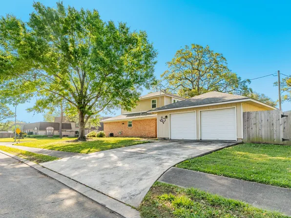 52 S Bachelor Button St, Lake Jackson, TX 77566