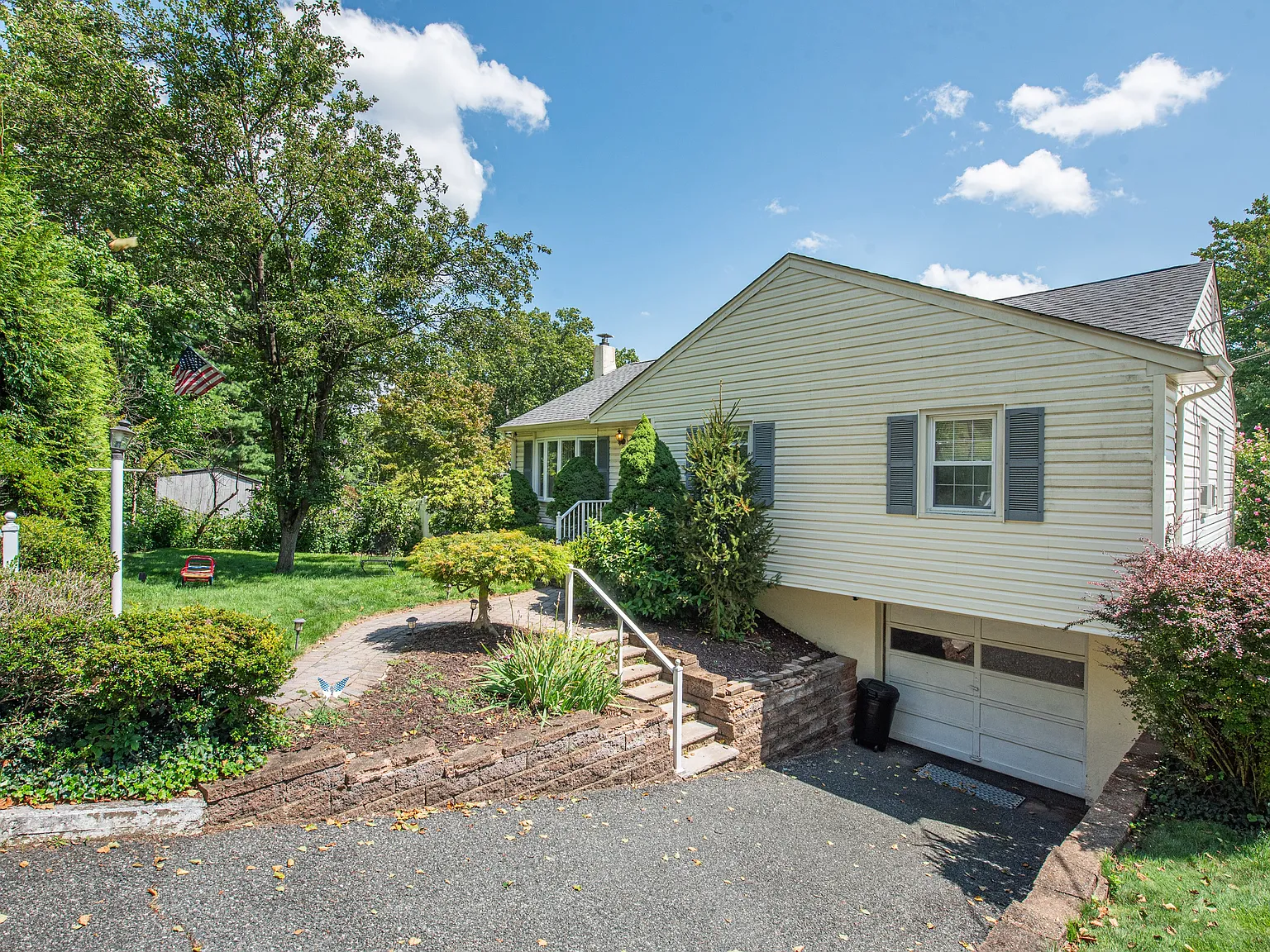 3 bed, 1.5 bath, 1142 sqft, $3,500 — Photo 2