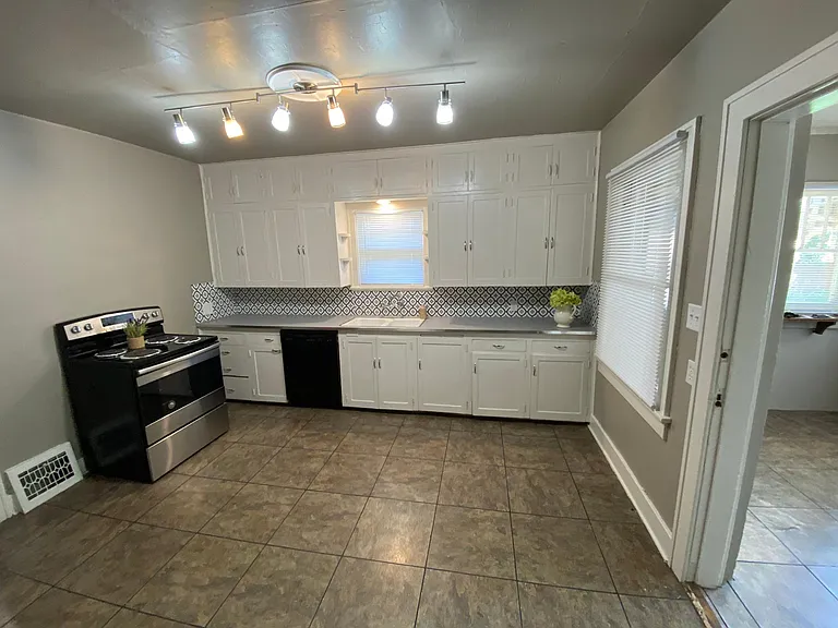 915 E Delmar St — Photo 5