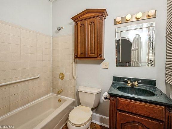 3rd image of 800 S Claremont Ave APT 2