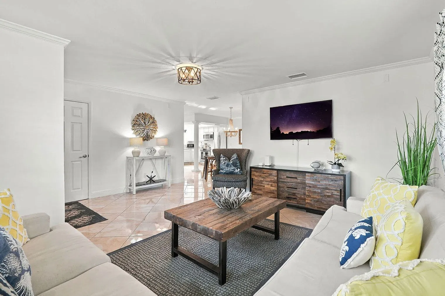 3 bed, 2.0 bath, 1227 sqft, $4,620 — Photo 3