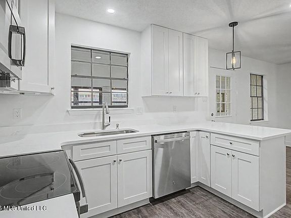 5th image of 15298 Baywood Cir