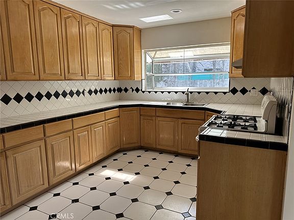 5th image of 6443 Longridge Ave