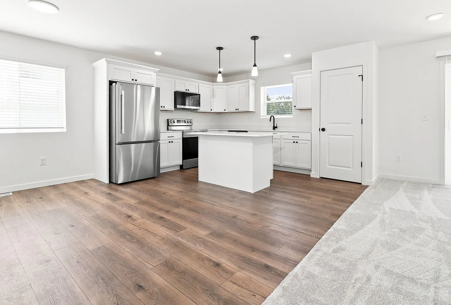 1 Month FREE Rent! Applied to Your First Full Month. Terms & Conditions Apply. — Photo 2