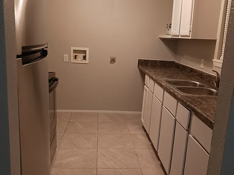 330 S Algeria St — Photo 7