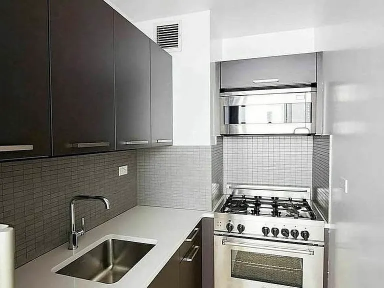 222 E 39th St #9F — Photo 3