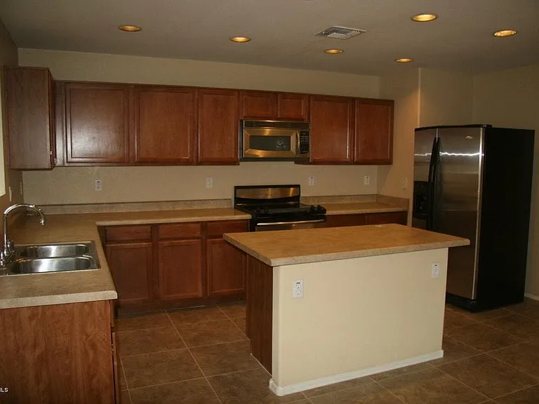 N 82nd Gln — Photo 3