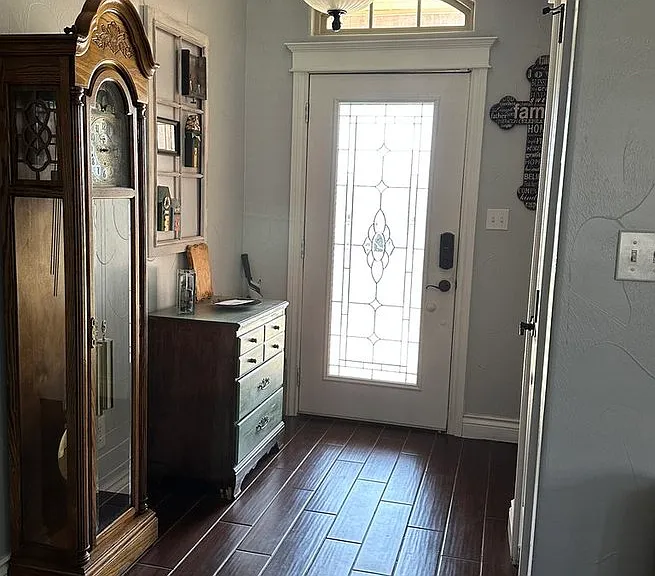 1205 Alma Dr — Photo 3