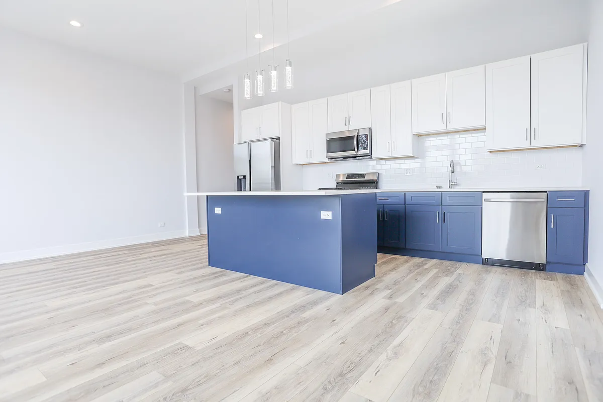 Building Photo - 2402 W Carmen Ave #307
