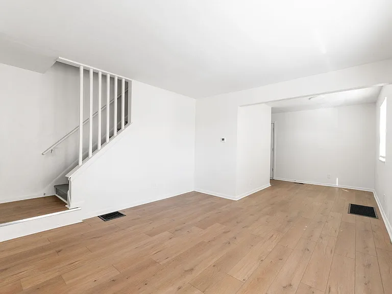 4040-4042 Halsey Pl — Photo 6