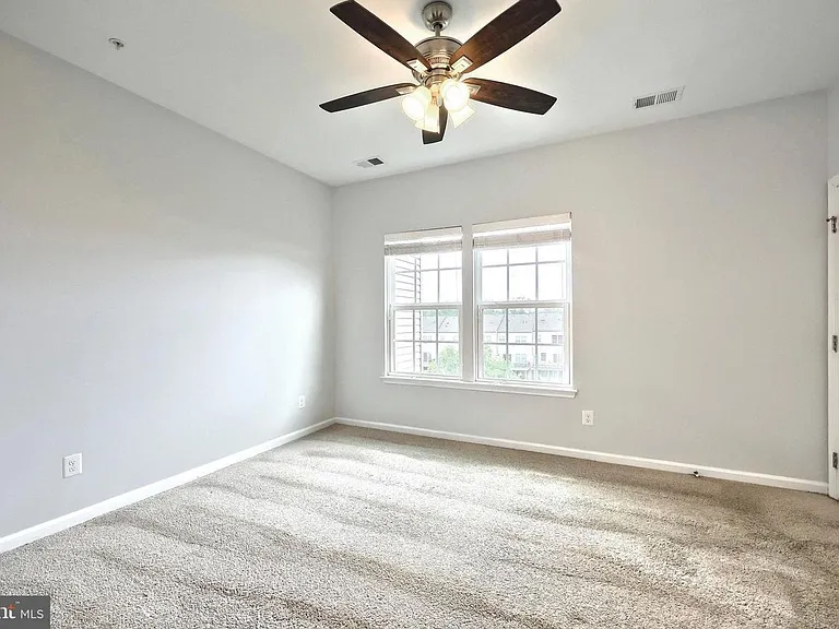 1261 Elderslie Ln — Photo 3
