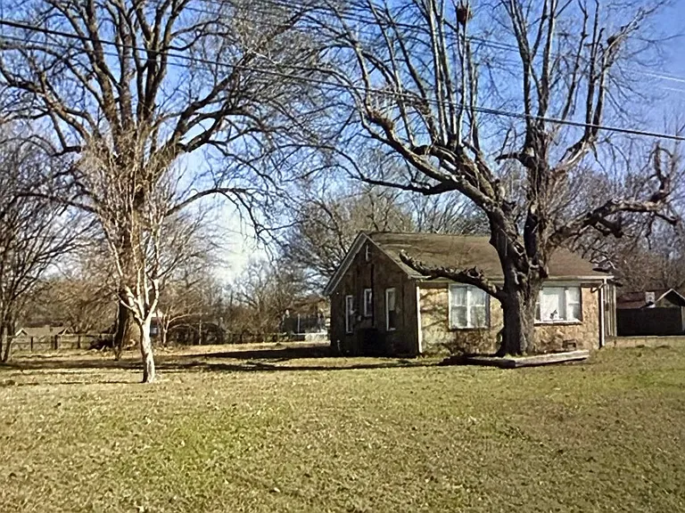 202 Munford Ave — Photo 1