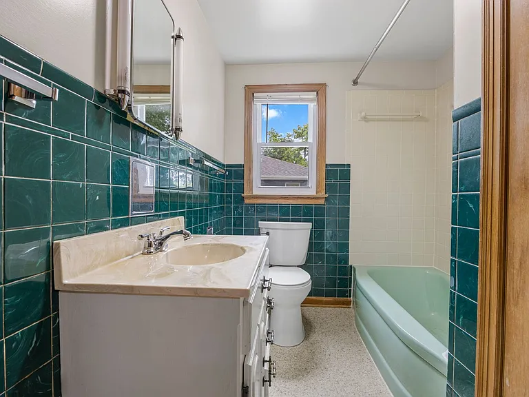 3401 Seneca Ave — Photo 9