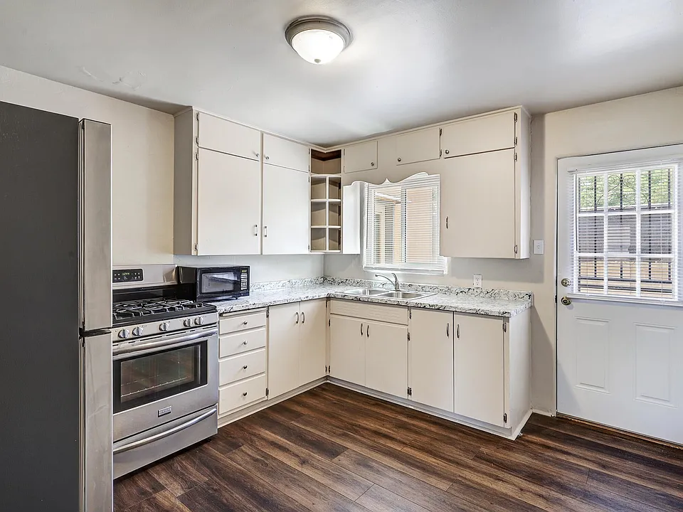 2804 Garfield Ave SE - Spacious 2BD End Unit w/ Garage & Yard Near UNM
