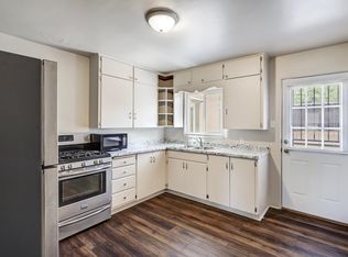 Updated, Spacious, 2 bedroom End Unit w/ Garage & Yard Close to UNM, Albuquerque, NM 87106