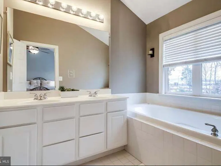 8203 Glade Bank Dr — Photo 7