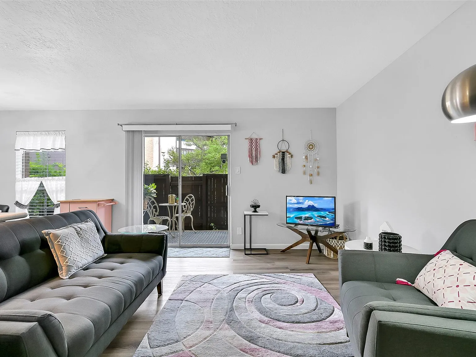 1 bed, 1.0 bath, 698 sqft, $950 — Photo 3