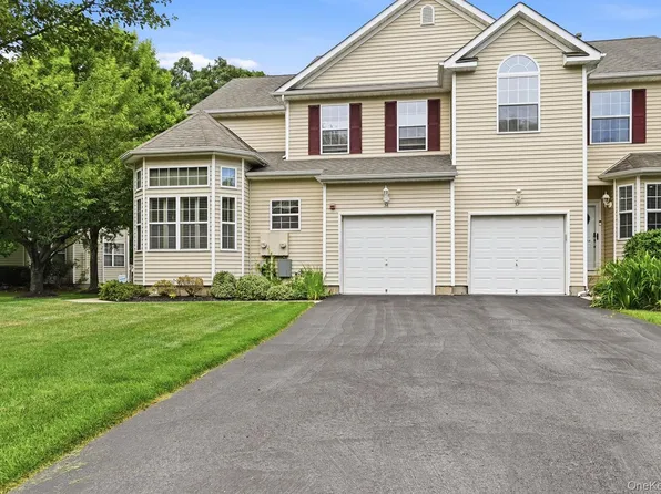 36 Cranberry Circle, Medford, NY 11763