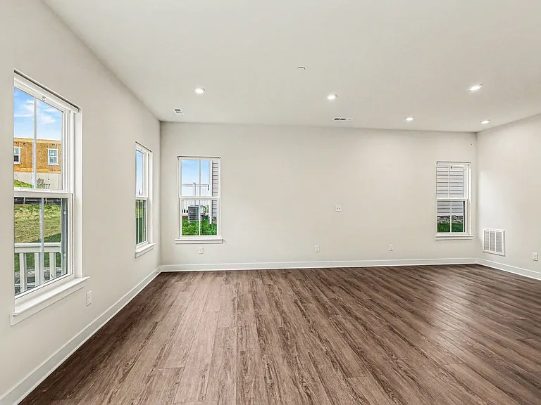 1049 Mountain View Dr — Photo 14