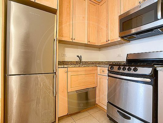 3rd image of 48 W 56th St APT 4D