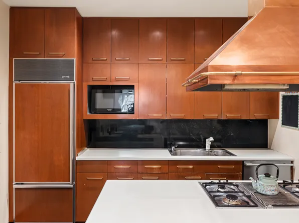 563 Park Avenue image 14 of 16