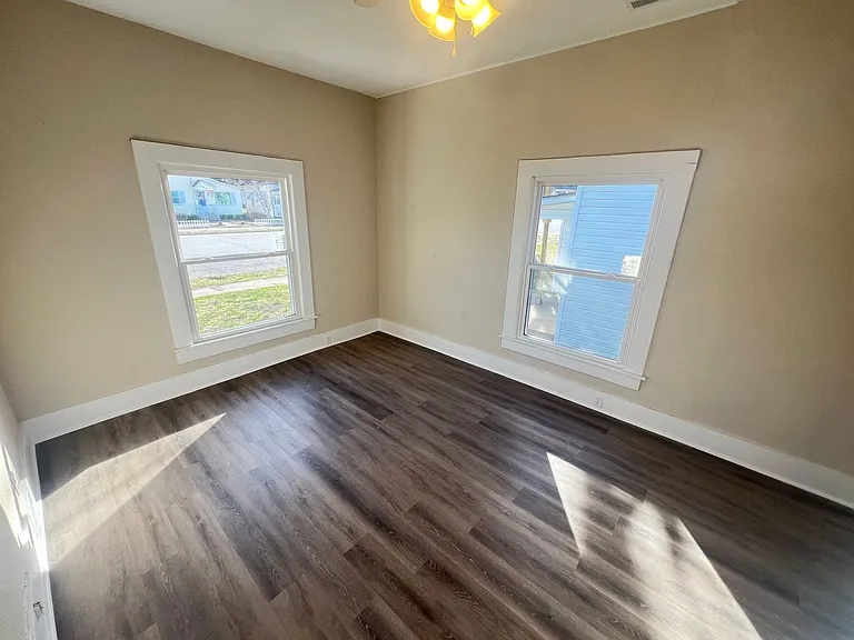 209 W College St — Photo 8