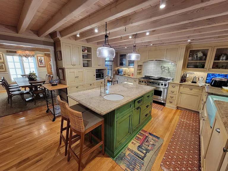 360 Aster St — Photo 4