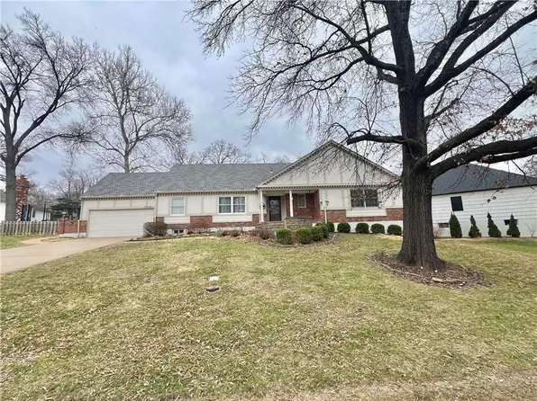 10107 Oakridge Dr, Overland Park, KS 66212