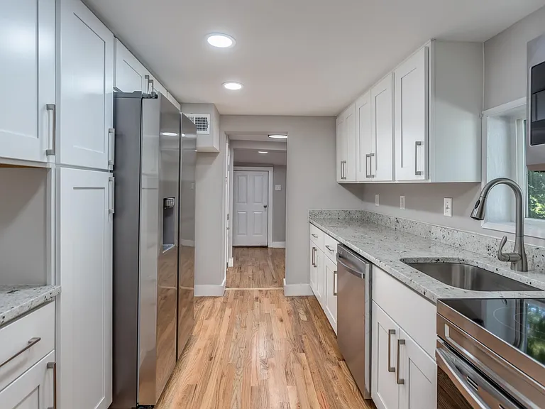118 E Monmouth St — Photo 2