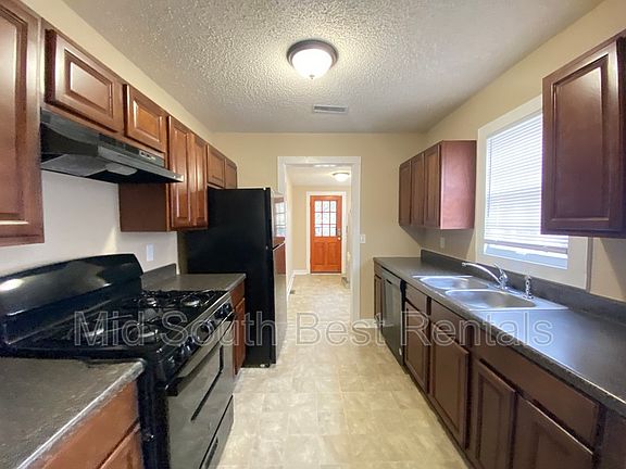 5th image of 715 Blossom St