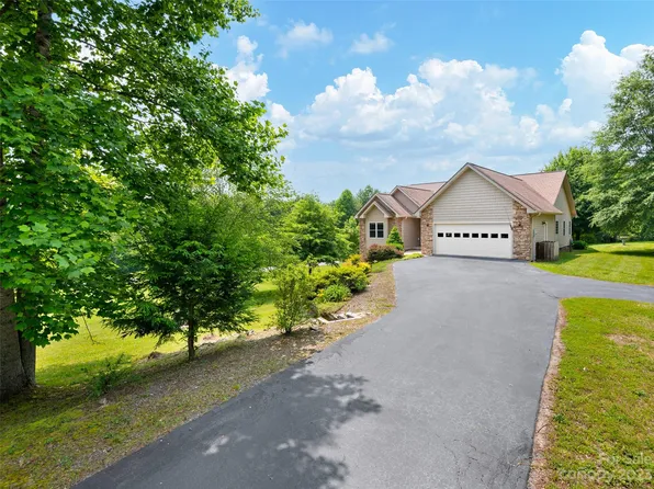 1223 N Ridge Rd, Hendersonville, NC 28792