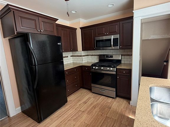 4th image of 975 Scio St