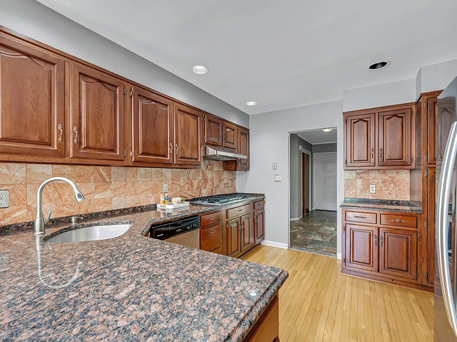3 bed, 2500 sqft, $5,975 — Photo 4