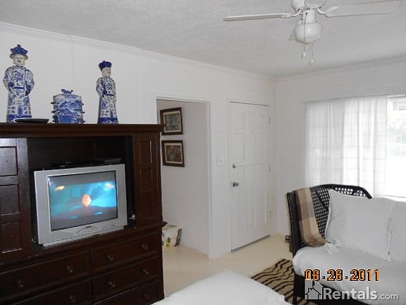 2nd image of 612 Mariposa St