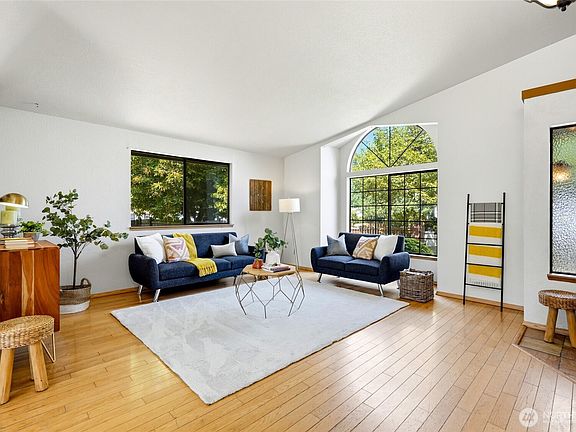 5th image of 300 Butte Place