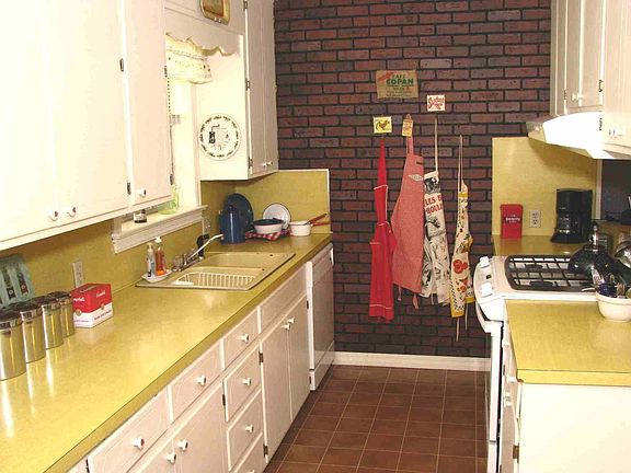 3rd image of 704 W 17th Ter