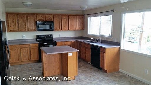 2nd image of 706 W 22nd Pl