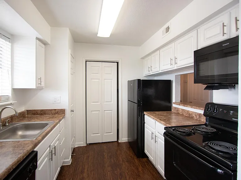 The Claridge Apartments — Photo 14