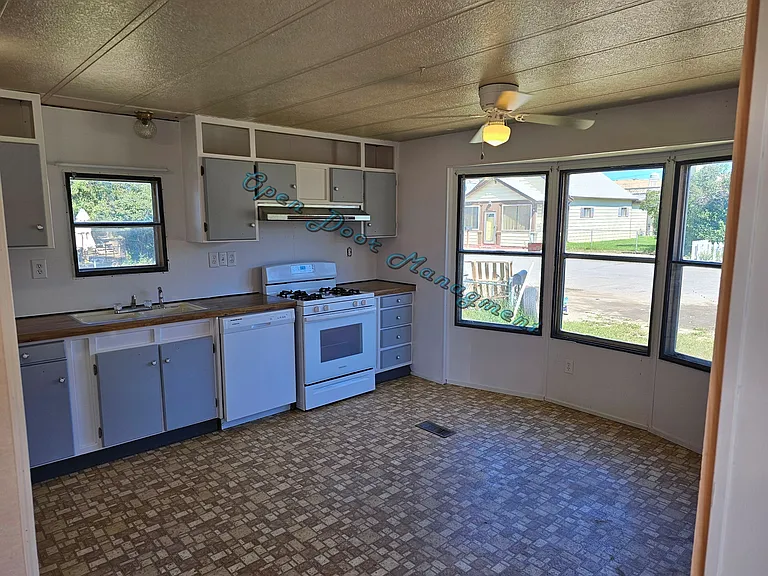 2324 Pine St — Photo 2