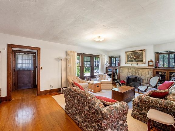 2nd image of 229 Grant St