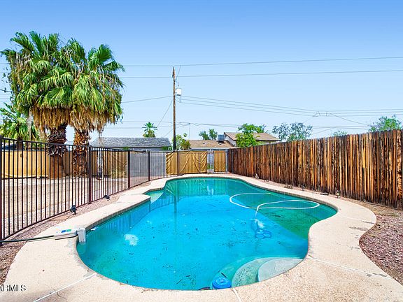 2nd image of 116 E MANHATTON Drive