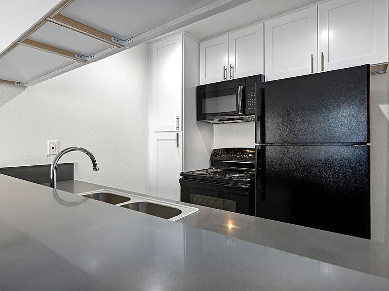 Topanga Canyon Apartments — Photo 16